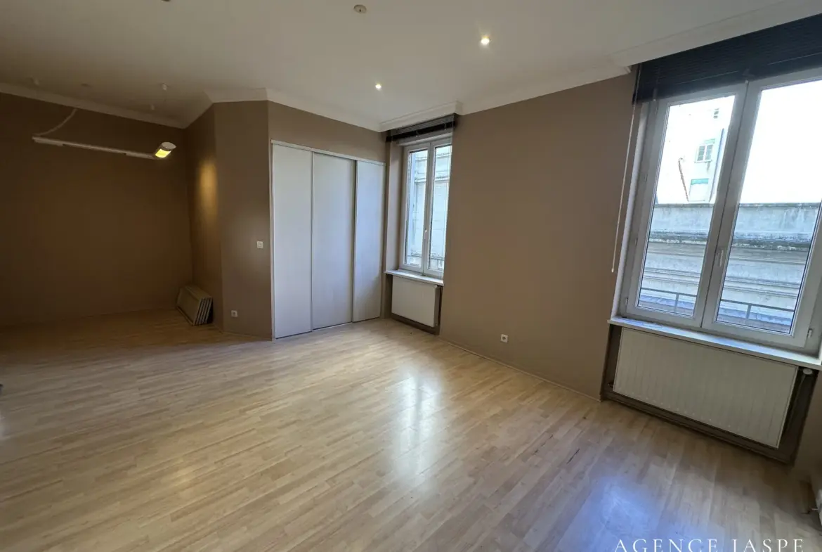 Local professionnel de 128 m² au centre de Saint-Étienne avec ascenseur 