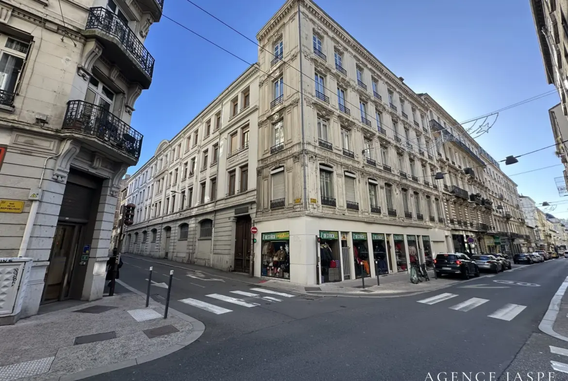 Local professionnel de 128 m² au centre de Saint-Étienne avec ascenseur 