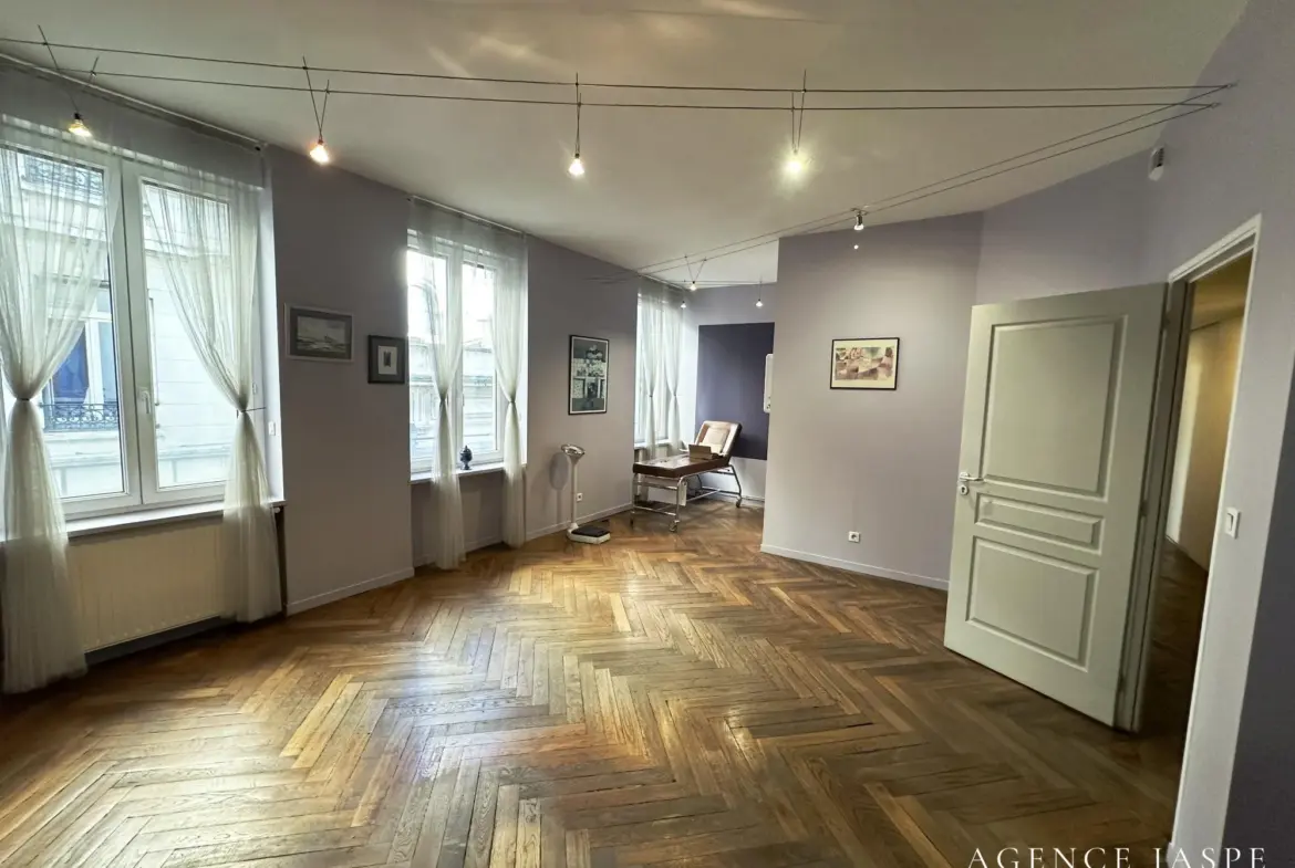 Local professionnel de 128 m² au centre de Saint-Étienne avec ascenseur 
