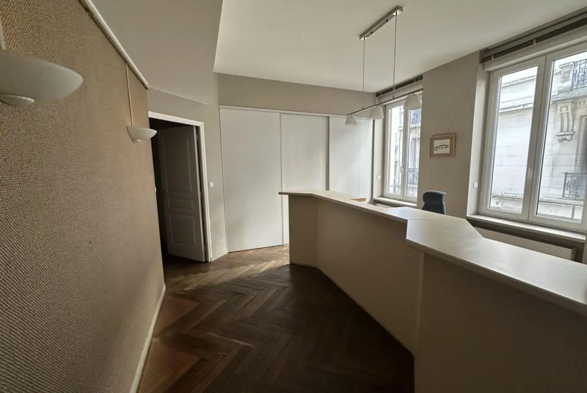 Local professionnel de 128 m² au centre de Saint-Étienne avec ascenseur 