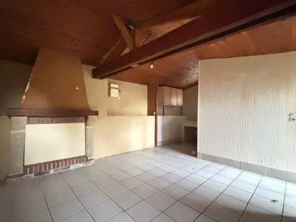 Appartement indépendant avec jardin, garage et travaux à prévoir à Doué-en-Anjou