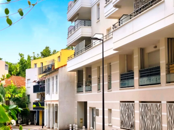 Studio à vendre au centre-ville d'Antibes avec terrasse et garage privé