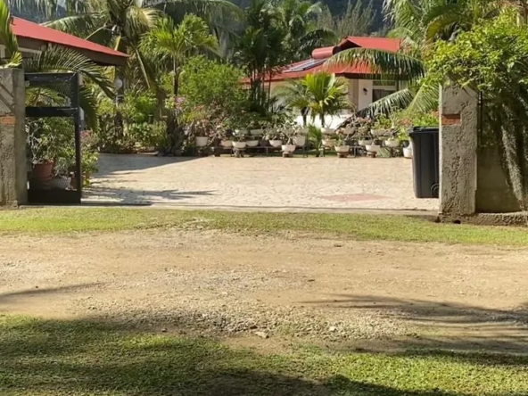 Grande maison à vendre à Huahine, 4 chambres, jardin arboré de 2748 m²