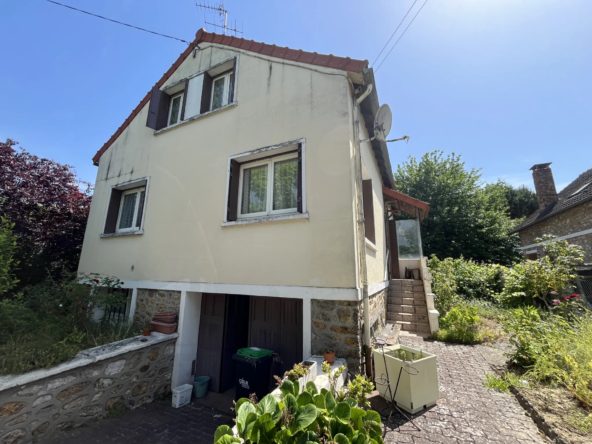 Maison à rénover de 99 m² à Sainte-Geneviève-des-Bois avec jardin et sous-sol