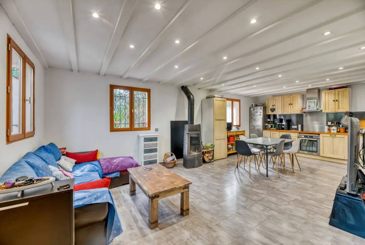 Belle maison de 2011 avec 3 chambres, jardin et vue dégagée à Utelle 