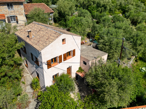 Belle maison de 2011 avec 3 chambres, jardin et vue dégagée à Utelle