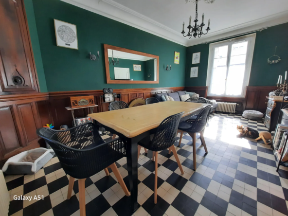 Belle maison bourgeoise avec 5 chambres près des commodités à Quincy-Voisins