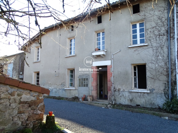 Corps de ferme avec granges et vue dégagée à Saint Victurnien