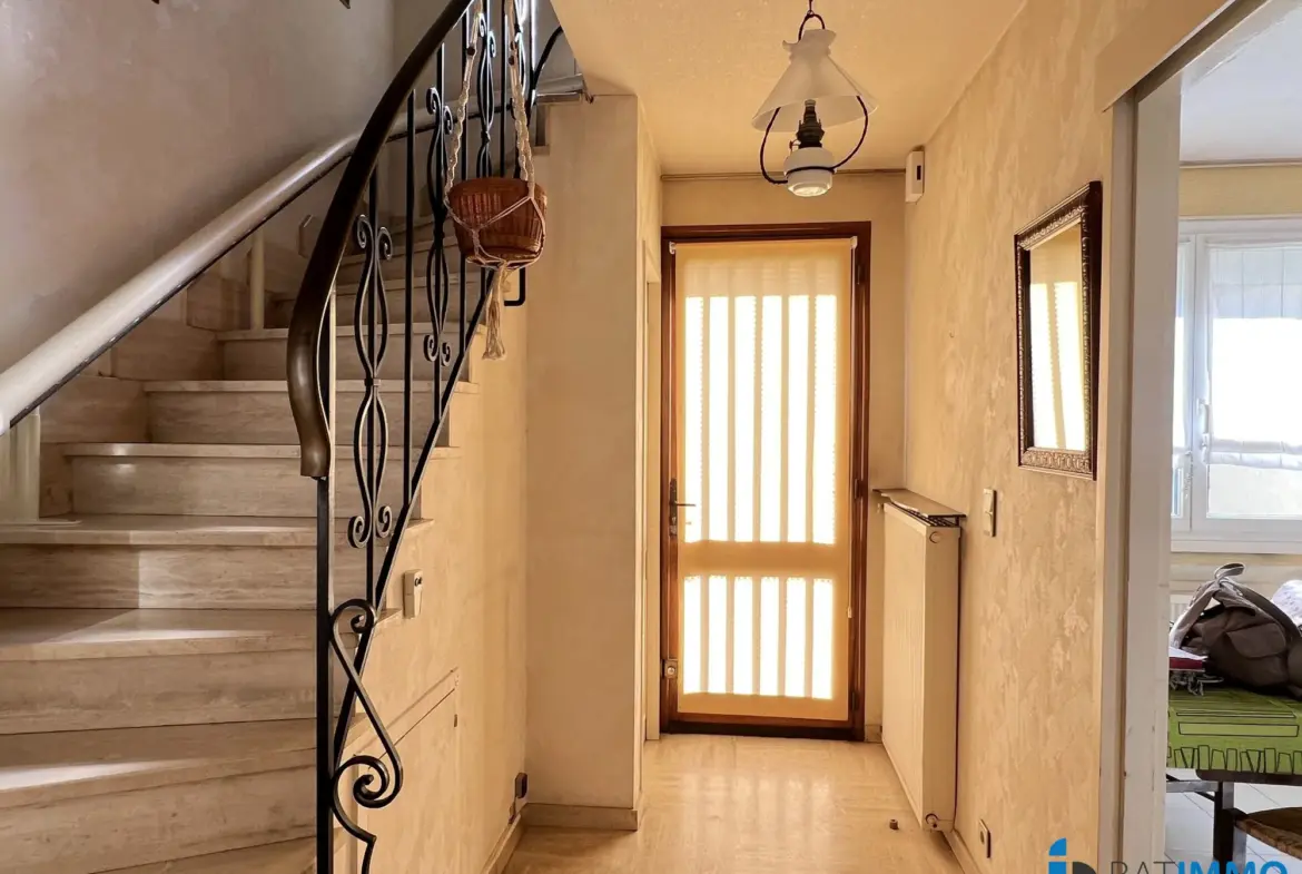 RdC - Entrée Maison de 102 m² avec jardin et garage à Albi Cantepau 