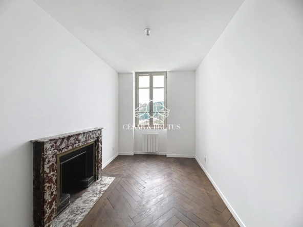 Appartement T2 rénové de 30,5 m² à Thizy-les-Bourgs avec parking et cave