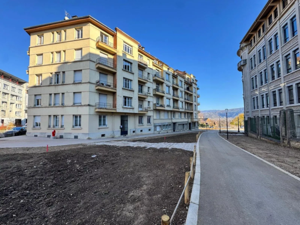 Studette rénovée à Besançon - Investissement attractif en Quartier CCI