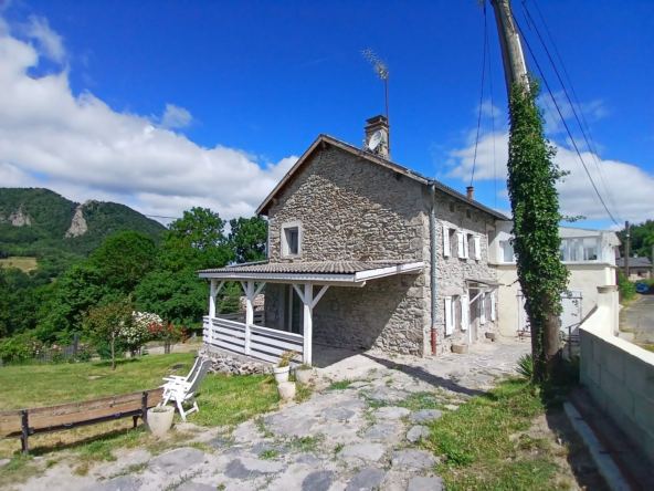 Maison en pierres rénovée à Rosières - 155 m² avec jardin et garage