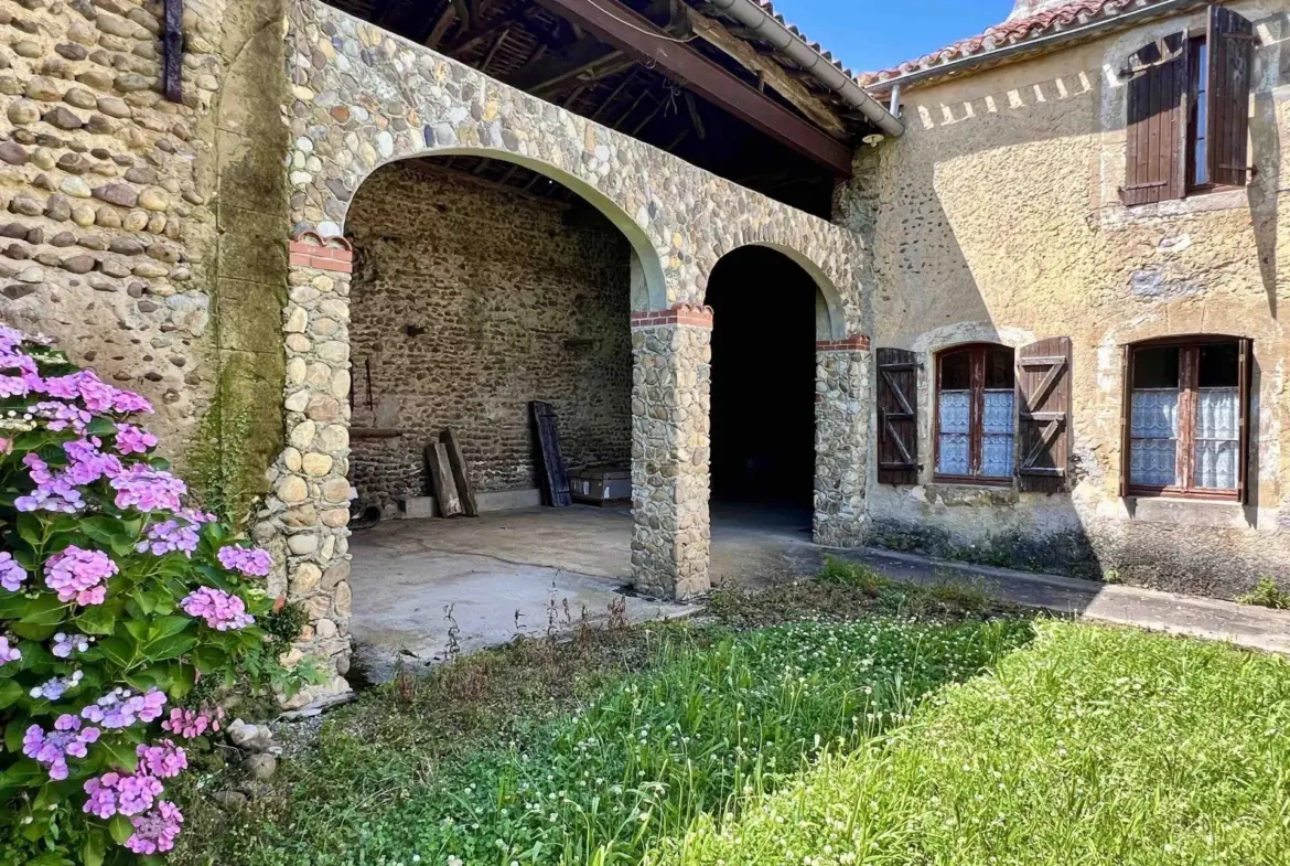Corps de ferme en pierre à Madiran avec dépendances et potentiel de rénovation 