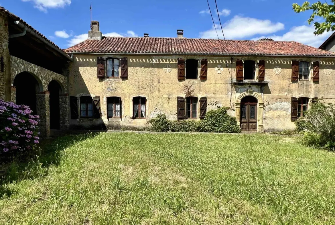 Corps de ferme en pierre à Madiran avec dépendances et potentiel de rénovation 