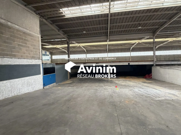 Entrepôt spacieux de 2200 m² à La Ville-du-Bois à vendre ou louer