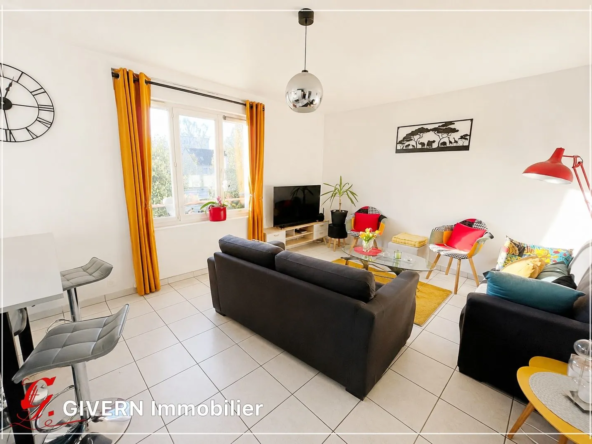 Ensemble immobilier à Lorient avec appartement loué et combles aménageables, idéal pour investissement