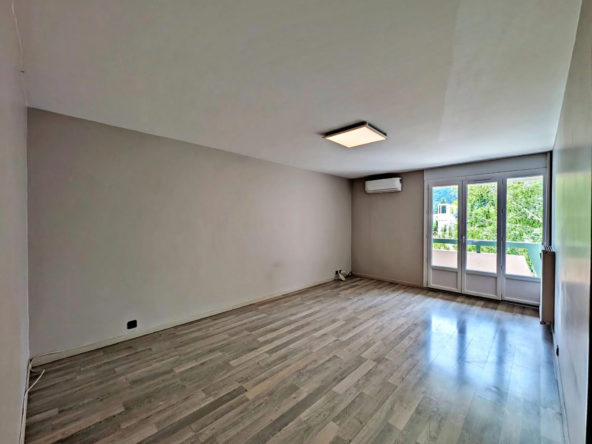 Salon-séjour Appartement T4 lumineux de 82 m² avec balcon et garage à Guilherand-Granges