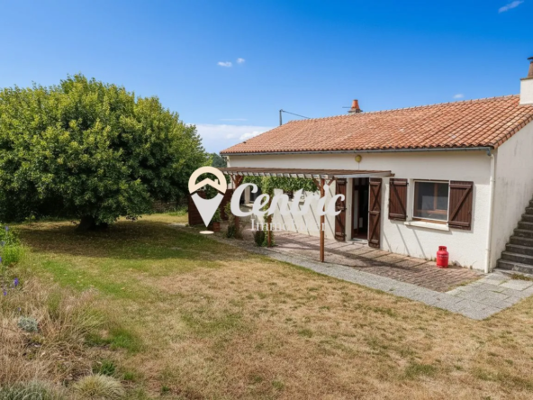 Maison individuelle à Chiché avec grand terrain, 4 chambres et garage