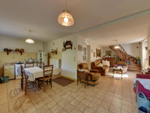 Maison à rénover de 77 m² avec grand terrain à Saint-Laurent-du-Pont