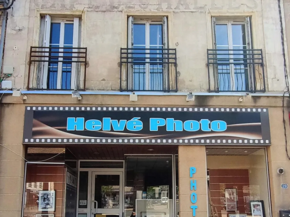 Immeuble à vendre à Mamers - Appartement lumineux et local commercial loué