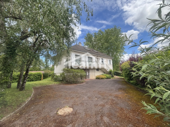 Maison T5 avec combles aménagés et sous-sol à Asnières les Bourges