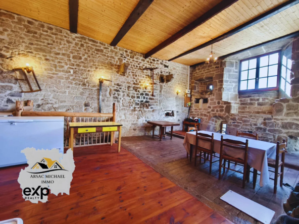Maison à rénover de 215 m² à Pradelles avec cour et garage