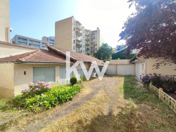 A vendre à Saint-Étienne un local de 270 m² avec garages et potentiel de transformation
