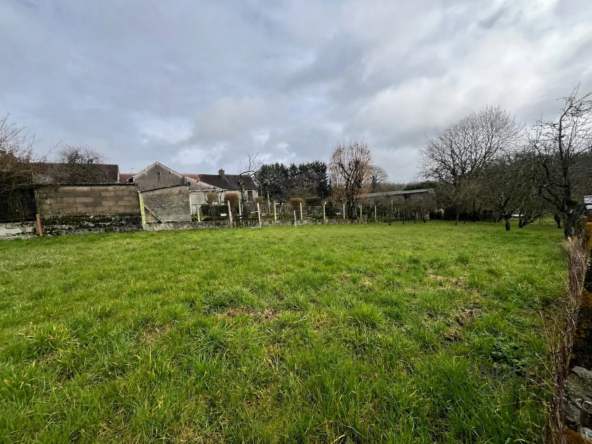 Terrain de 1036 m² à vendre à Gesnes-le-Gandelin, idéal pour votre projet immobilier