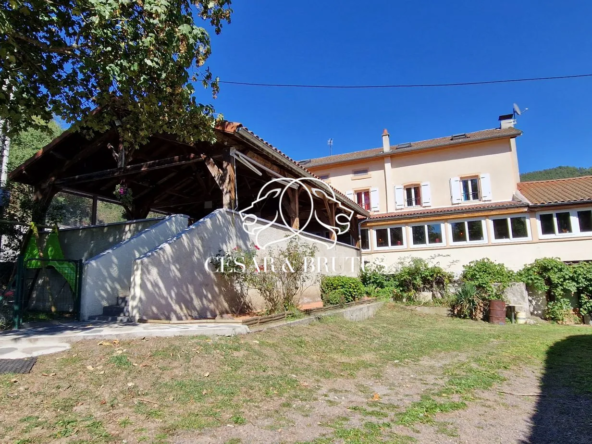 Bâtisse avec chambres d'hôtes et restaurant en région Auvergne-Rhône-Alpes