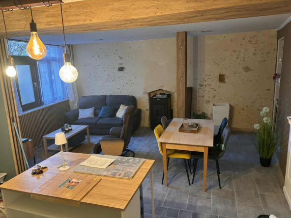 Maison mitoyenne rénovée à Conlie - 44 m² avec jardin, proximité commodités