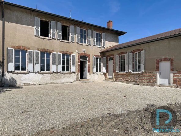 Maison ancienne à rénover à Sulignat avec fort potentiel