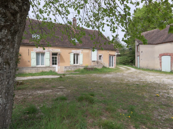 Facade  Maison ancienne avec dépendances et grand jardin à Trainel - Vie paisible