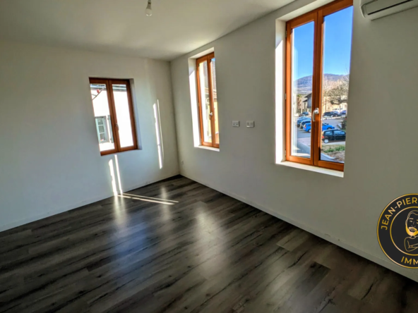 Local commercial de 60 m² à Martres Tolosane avec bureaux rénovés et transformables