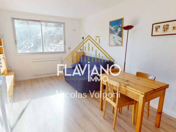 Studio rénové de 27 m² au Sauze avec vue montagne proche pistes