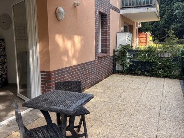 Appartement en rez-de-jardin avec terrasse et parking à Montivilliers