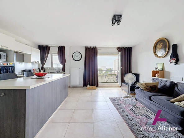 À vendre appartement T2 lumineux de 48,7 m² à Bordeaux avec parking et balcon