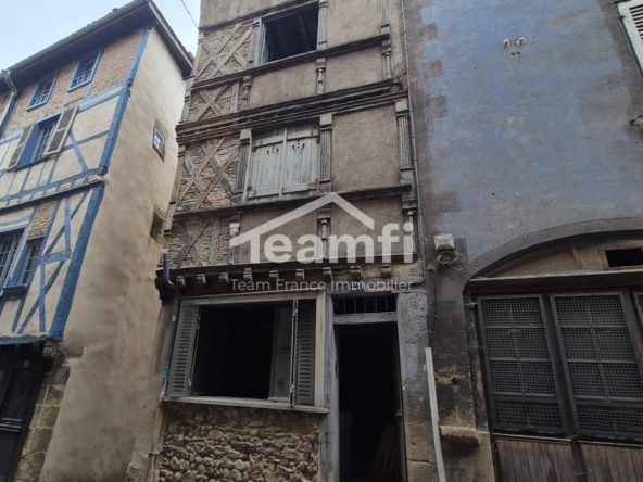 Maison de bourg à Thiers avec potentiel de rénovation en centre historique