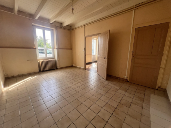Maison à vendre à Bourg Saint Jean d'Angle avec potentiel et terrain arboré