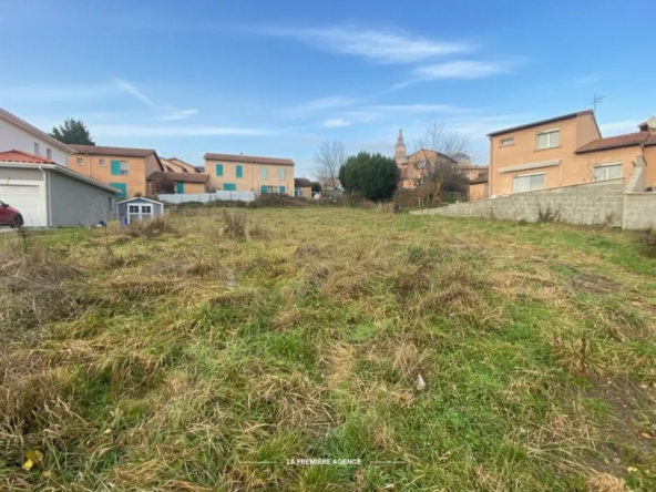 Terrain constructible à vendre à Villechenève de 732 m²