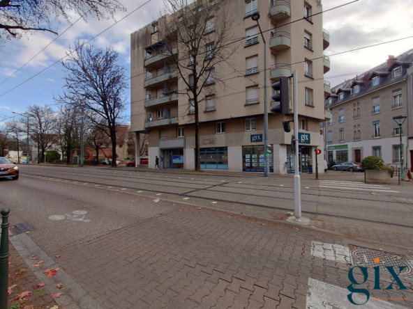 Local commercial à vendre à Grenoble - 70 m² avec vitrine et cave