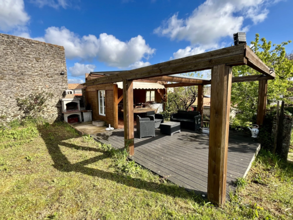 Maison à vendre à La Chapelle Saint Florent – Villa rénovée avec terrain et dépendances
