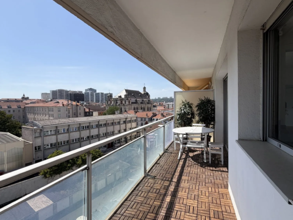 Appartement T1 avec grand balcon au dernier étage à Nancy, proche Hôpital Central