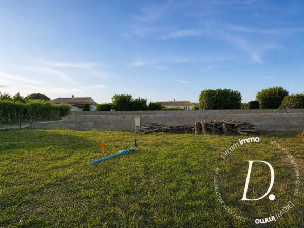Terrain constructible de 870 m² à Roquefort-des-Corbières avec vue et viabilisation