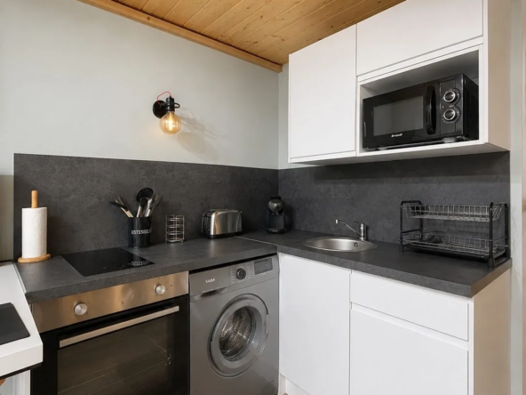 Studio rénové de 24 m² avec mezzanine à Lyon 4, idéal pour investissement ou résidence principale