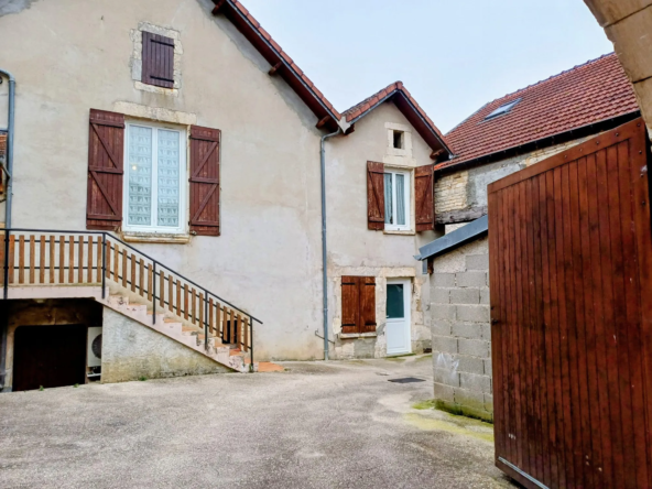 Propriété historique avec dépendances et studio à Tanlay – Charme et patrimoine