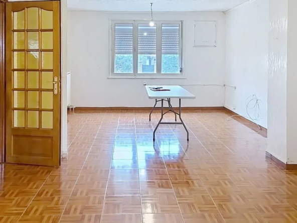 Maison ancienne à vendre à Quievrechain de 100 m² avec terrasse et potentiel de rénovation
