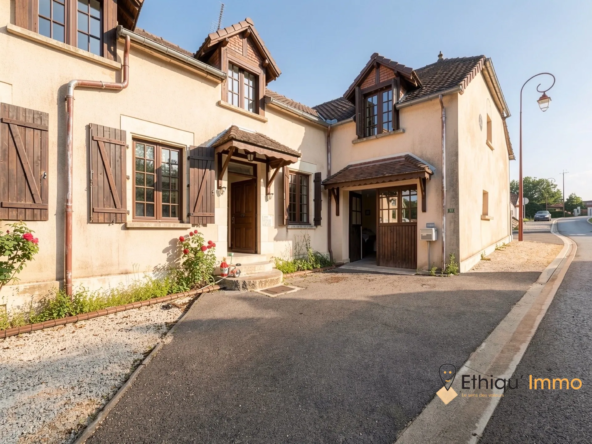 Maison de caractère de 134m² avec garages, annexes et jardin à Bertignolles