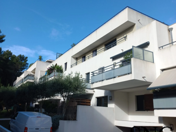 Appartement T2 récent avec jardin, terrasse et double parking à Hyères - Secteur recherché