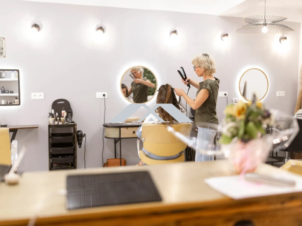 Fonds de commerce de salon de coiffure à vendre à Les Mages - 30 m² entièrement équipé