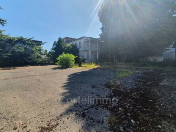 Investisseur : bâtiment à réhabiliter en centre de Castelsarrasin avec grands volumes et potentiel de 12 appartements